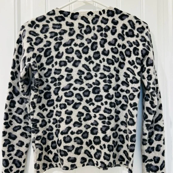 Cynthia Rowley Crew Neck 2-Ply Cashmere Sweater in Black and Grey Leopard - Picture 3 of 4